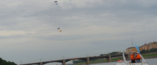 Фееричное выступление парашютистов ДОСААФ